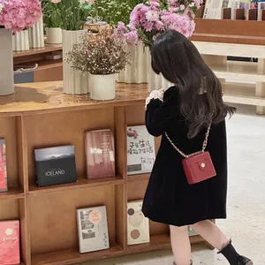 Sac boîte rouge élégant pour filles avec chaîne dorée et accessoire de robe en velours