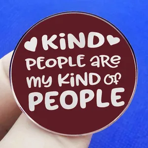 Broche ronde Kind People Are My Kind of People avec lettrage blanc sur fond rouge