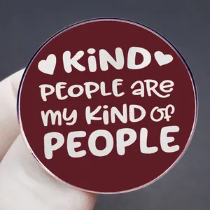 Broche ronde émaillée rouge foncé avec citation Kind People Are My Kind Of People
