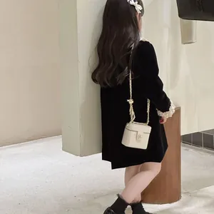 Mini sac bandoulière blanc matelassé avec chaîne dorée pour enfant style chic