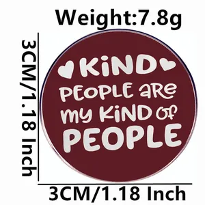 Badge rond en métal Kind People Are My Kind of People de 3cm avec fond rouge cerise