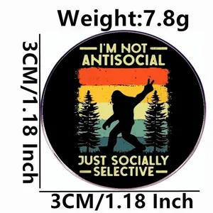 Στρογγυλή κονκάρδα Sasquatch με ρητό Socially Selective και ηλιοβασίλεμα από μέταλλο