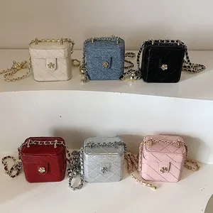 Mini sacs vanity matelassés en six couleurs exposés sur une plateforme à niveaux