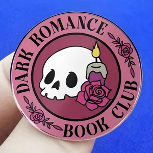 Pin's Dark Romance Book Club avec tête de mort, bougie violette et roses roses