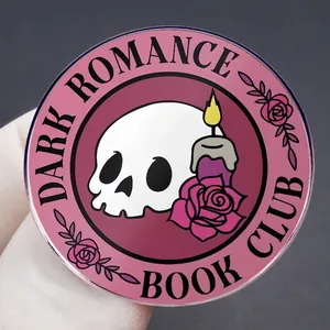 Badge Dark Romance Book Club avec crâne, rose et bougie sur un fond rose éclatant