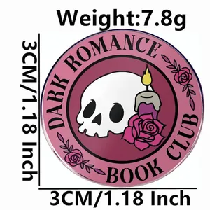 Pin's Dark Romance Book Club avec crâne, bougie violette et motif rose rose