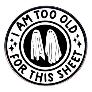 Spilla rotonda con fantasmi e scritta I Am Too Old For This Sheet stile vintage