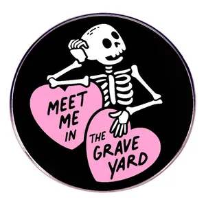 Lustige Meet Me In The Graveyard Skelett Emaille Brosche Legierung Cartoon Herz Anstecknadel Gothic Abzeichen Halloween Schmuck