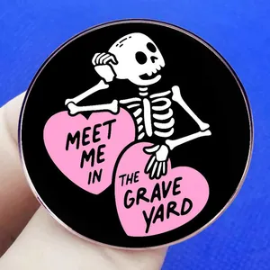 Gotische Emaille-Anstecknadel mit Skelett und Meet Me In The Graveyard Aufschrift