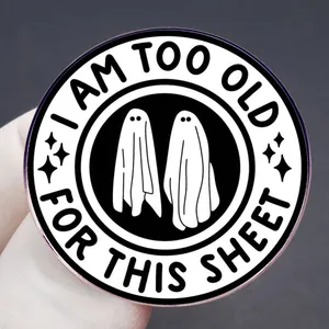 Spilla smaltata con fantasma divertente e scritta I Am Too Old For This Sheet