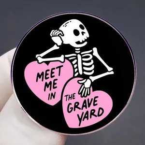 Gothic-Anstecknadel mit Totenkopf, Text Meet Me In The Graveyard und rosa Herzen auf Schwarz