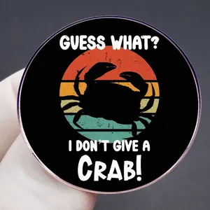 Lustiger Krabben-Ansteckbutton mit Guess What? I Don't Give A Crab Spruch und Retro-Design