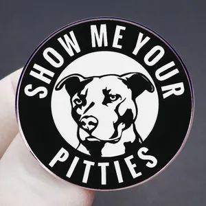 Pin de esmalte de pitbull con frase Show Me Your Pitties en blanco y negro