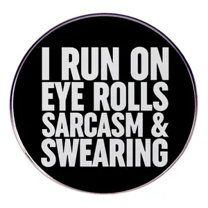 Spilla Rotonda in Lega con Slogan Sarcastico Divertente I Run On Eye Rolls Sarcasm And Swearing Spilla Smaltata per Gioielli