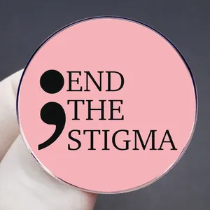 Ροζ καρφίτσα με ερωτηματικό και σύνθημα End The Stigma σε κομψό μαύρο φόντο