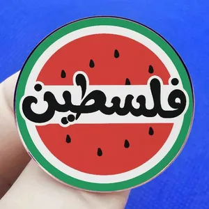 Spilla anguria Palestina in acrilico con calligrafia araba su sfondo blu
