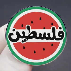 Spilla anguria Palestina in acrilico con calligrafia araba e colori della pace
