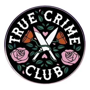True Crime Club Σήμα από Σμάλτο Καρφίτσα Σταυρωτά Εγχειρίδια Μοτίβο Τριαντάφυλλο και Λουλούδια από Κράμα Μεταλλικό Σήμα Gothic Punk Στυλ Αξεσουάρ για Τσάντες Σακάκια