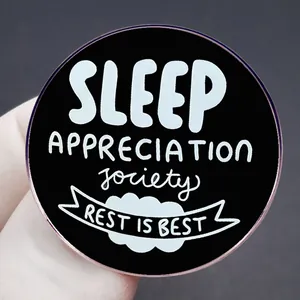 Emaille-Anstecknadel Sleep Appreciation Society in Schwarz-Weiß für besseren Schlaf