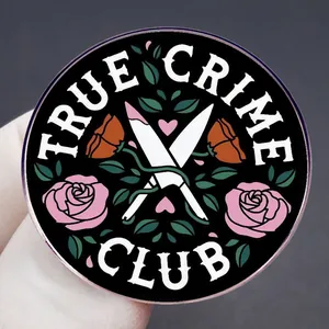 Στρογγυλό σήμα True Crime Club με χιαστί στιλέτα και vintage τριαντάφυλλα σε μαύρο
