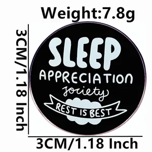 Schwarze Sleep Appreciation Society Emaille-Anstecknadel mit Wolken und Zitat-Motiv