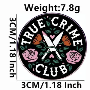 Καρφίτσα σμάλτου True Crime Club με σταυρωτά στιλέτα και τριαντάφυλλα σε στρογγυλό σήμα
