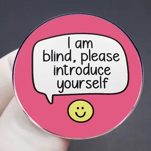Badge rose I am blind please introduce yourself avec smiley jaune pour les accessoires
