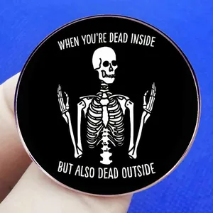 Lustige Skelett Brosche mit Spruch WHEN YOU'RE DEAD INSIDE auf schwarzem Metallpin