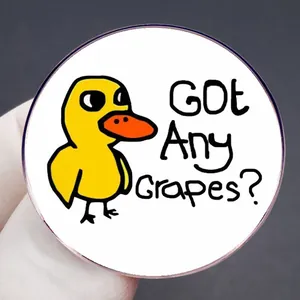 Badge humoristique canard avec texte Got Any Grapes sur fond blanc