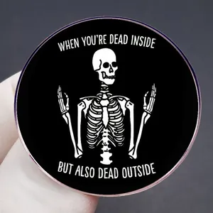 Skelett-Anstecknadel mit Spruch When You Are Dead Inside But Also Dead Outside auf Metall