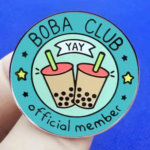 Badge rond en émail Boba Club avec motif de thé aux perles et texte ruban yay