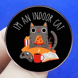 Badge chat gris mangeant une pizza avec texte I'M AN INDOOR CAT! style dessin