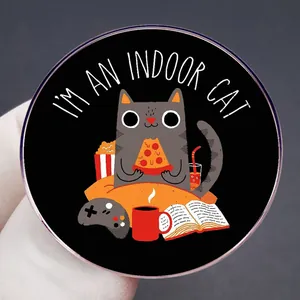 Badge en émail motif chat mangeant de la pizza avec texte I'M AN INDOOR CAT