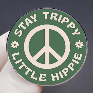 Στρογγυλή καρφίτσα σμάλτου Stay Trippy Little Hippie με πράσινο σήμα ειρήνης και λουλούδια