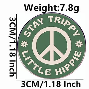 Stay Trippy Little Hippie κονκάρδα εμαγιέ με σήμα ειρήνης σε πράσινο και κρεμ χρώμα