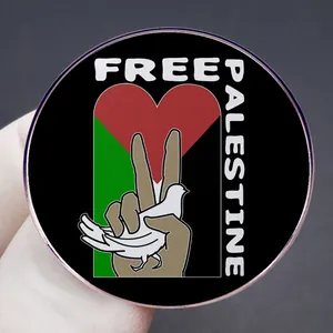 Badge Free Palestine en métal avec colombe de la paix et cœur drapeau sur fond noir
