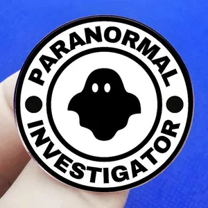 Καρφίτσα Paranormal Investigator με μαύρη σιλουέτα φαντάσματος για το Halloween