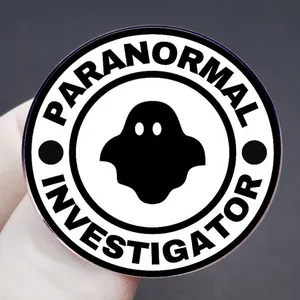 Καρφίτσα Paranormal Investigator με φάντασμα και μινιμαλιστικό σχέδιο σε μαύρο και άσπρο