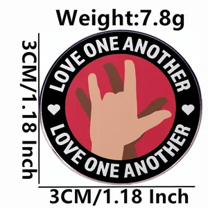 Broche ronde Love One Another avec mains en langue des signes et mesure de 3cm diamètre