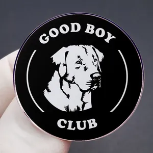 Pin's émaillé rond Good Boy Club avec illustration de chien et finition noire