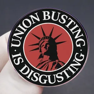 Ronde metalen pin Union Busting Is Disgusting met het silhouet van het Vrijheidsbeeld