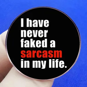 Spilla tonda nera con scritta bianca I have never faked a sarcasm in my life stile ironico