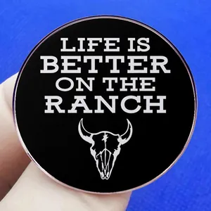 Broche ronde Life Is Better On The Ranch avec crâne de vache et détails en or rose