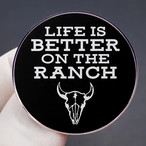 Broche ronde Life Is Better On The Ranch avec crâne de vache et fond noir élégant