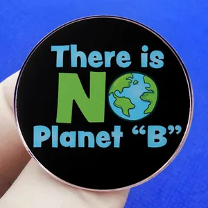 Chapa ecológica con texto 'There is NO Planet B' e ilustración de la tierra