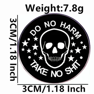 Στρόγγυλη καρφίτσα 3cm με σλόγκαν Do No Harm Take No Shit σε μαύρο και λευκό χρώμα