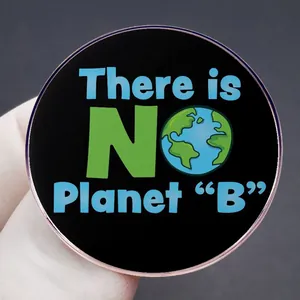 Broche redondo de metal ecológico con eslogan 'There is NO Planet B' e ilustración tierra