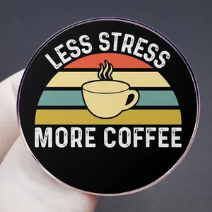 Pin's émaillé rond rétro More Coffee Less Stress avec un design de coucher de soleil vintage