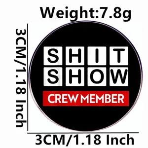 Pin metálico humorístico Shit Show Crew Member con 3 cm de diámetro y peso de 7,8 g