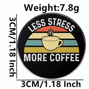 Badge rond Less Stress More Coffee avec coucher de soleil rétro et mesure de 3 cm